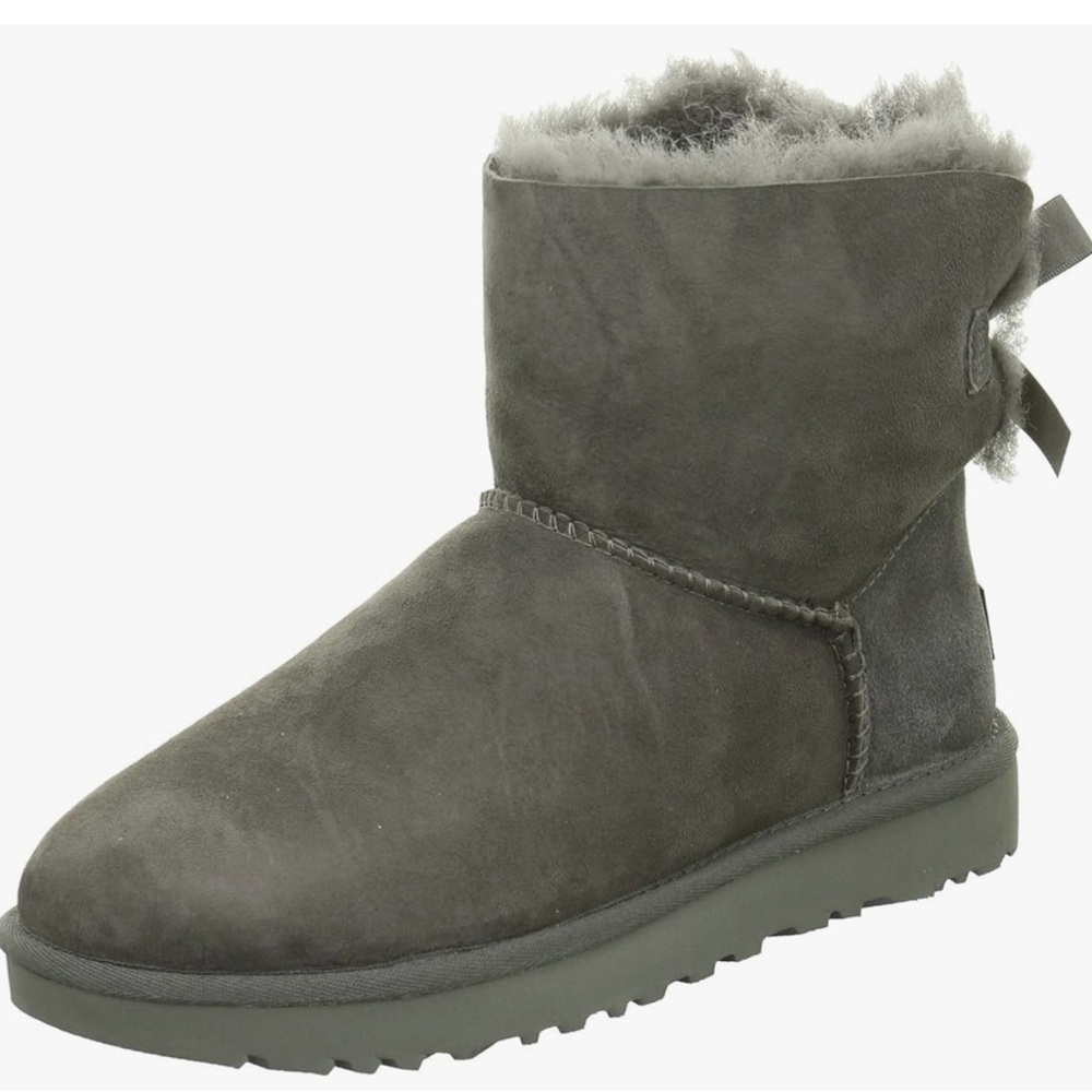 UGG Women's Bailey Bow II boot Sheepskin SIZE 9 Like New